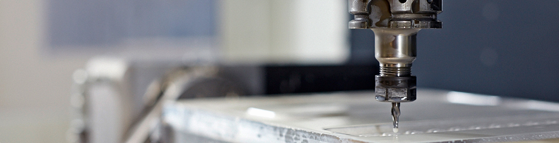 kuehlbahnen mittels fräser in aluminiumplatte einbringen